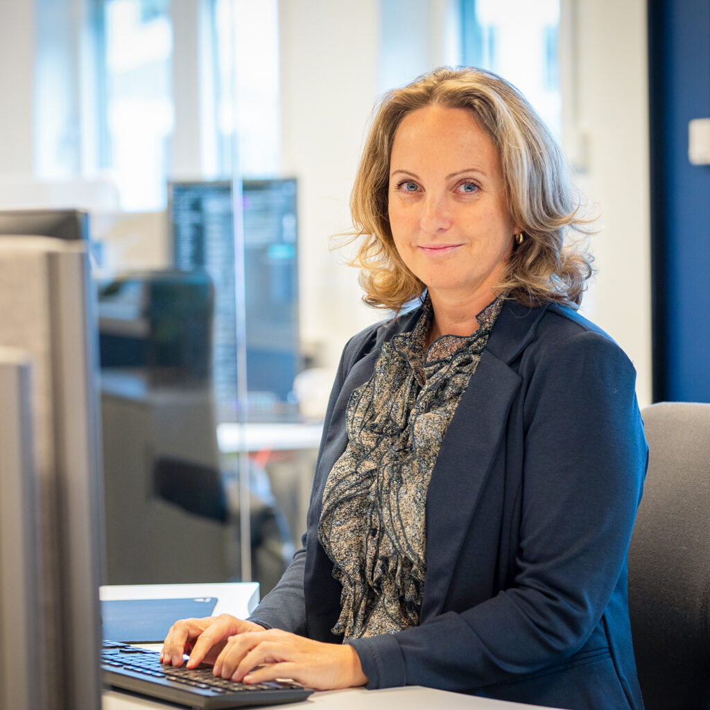 Kvinne foran en datamaskin.